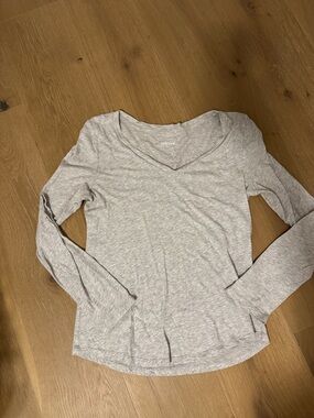 Old Navy Light Gray Long-Sleeve V-Neck Tee